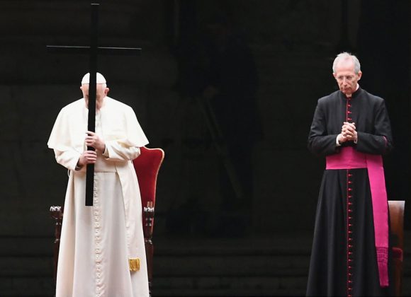 monsignor-guido-marini-papa-franceso-pasqua-2020-san-pietro-vuota2 Pasqua di Resurrezione “E vide e credette…”