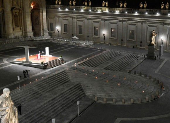 monsignor-guido-marini-papa-franceso-pasqua-2020-san-pietro-vuota3 Pasqua di Resurrezione “E vide e credette…”